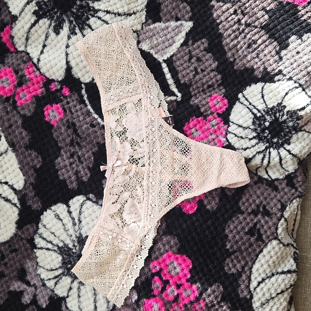 VS Thong Size M